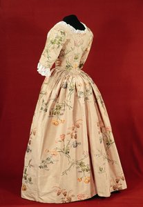 Jurk, geweven door Mr.Vantier naar een stofontwerp van Anne Maria Garthwaite (1690-1763) 1747